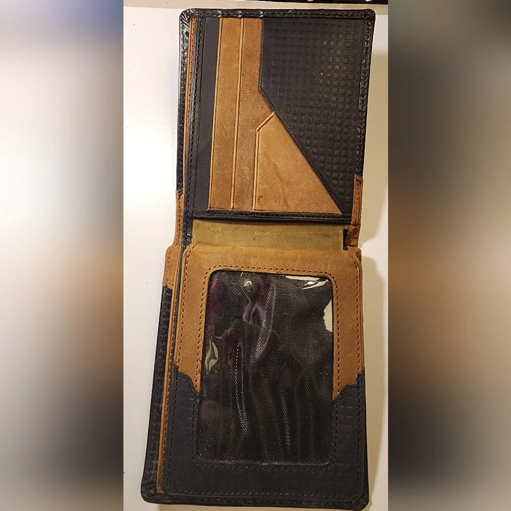 Men's Toneka Leather Two-tone Billfold Wallet. New.